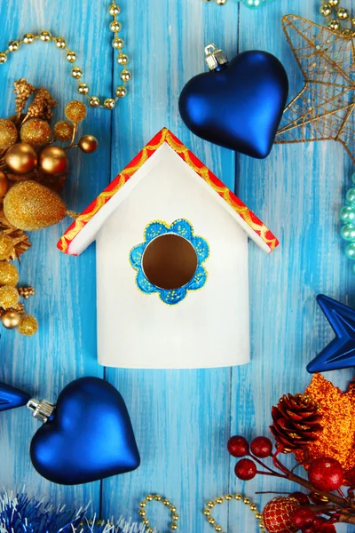 青色の背景にネスト ボックスとクリスマスの装飾 — ストック写真