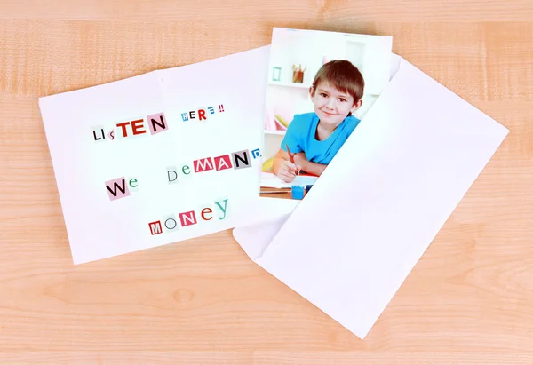 Letter to requirements of kidnapper on wooden table close-up — Stock Photo, Image