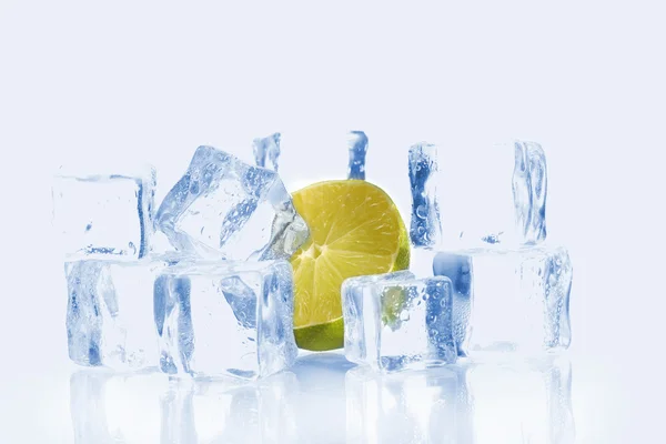 Eiswürfel isoliert auf weiß — Stockfoto