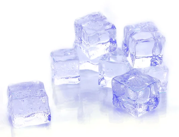 Cubitos de hielo aislados en blanco — Foto de Stock