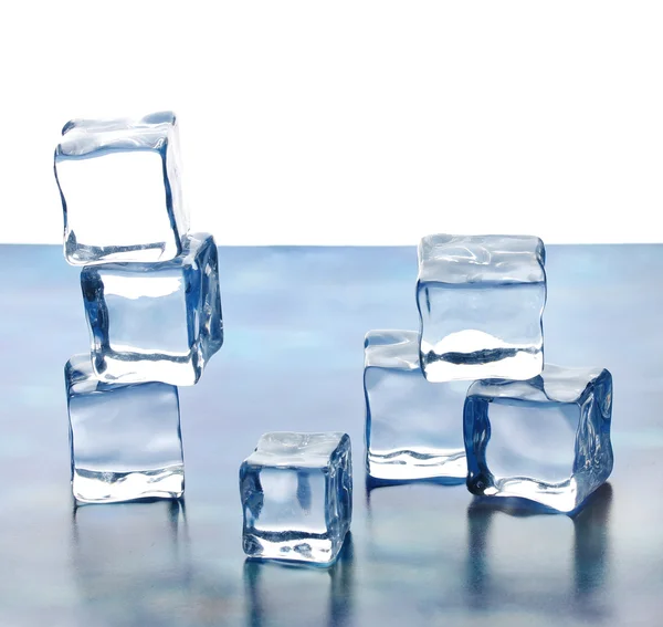 Cubos de gelo sobre fundo branco — Fotografia de Stock