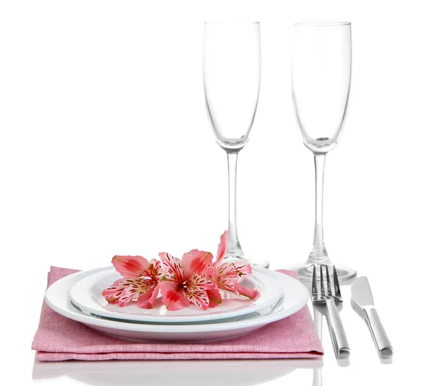 Cenário de mesa festiva com flores isoladas em branco — Fotografia de Stock