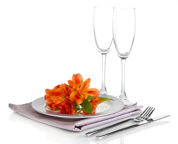 Cenário de mesa festiva com flores isoladas em branco — Fotografia de Stock