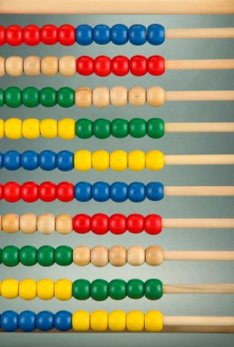 gri zemin üzerine parlak ahşap oyuncak abacus