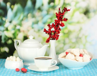 güzel beyaz yemek servisi ile bir hava meringues doğal zemin üzerine mavi masa örtüsü üzerinde