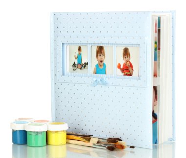 Bebek fotoğraf albümü üzerinde beyaz izole