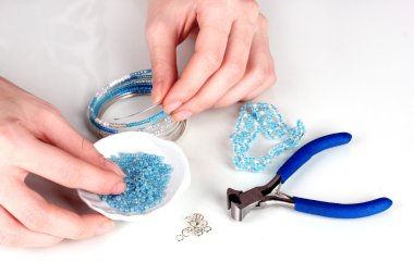 eller üzerinde beyaz izole iğne işi yapıyor