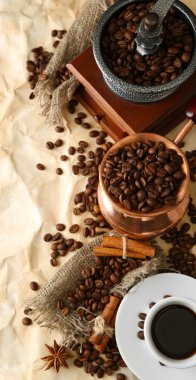 fincan kahve, pot ve bej renkli arka plan üzerinde değirmeni