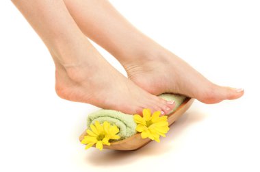 kadın ayakları üzerinde beyaz izole havlu - spa kavramı,