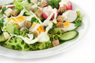 yumurta, salata yaprakları ve beyaz izole diğer sebzeler taze karışık salata
