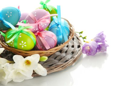 Sepette, üzerinde beyaz izole yay ile parlak Paskalya yumurtaları