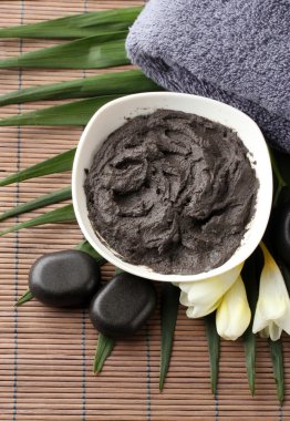 Bambu zemin üzerine spa uygulamaları için kozmetik kil ile kompozisyon