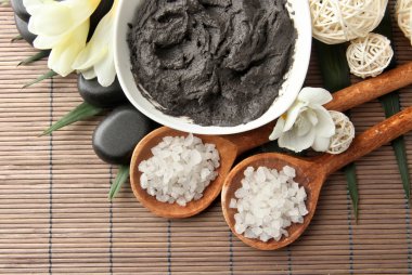 Bambu zemin üzerine spa uygulamaları için kozmetik kil ile kompozisyon