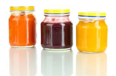 Bebek püresi üzerinde beyaz izole kavanoz