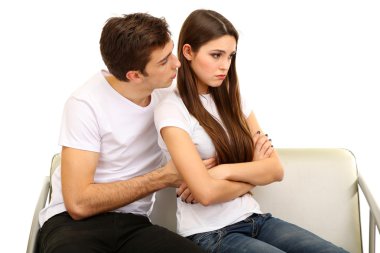 genç bir çift beyaz izole kavga