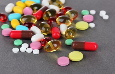 hap, Tablet ve kapsüller gri arka plan üzerinde ürün çeşitliliği