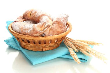 tat kruvasan whit üzerinde izole sepeti