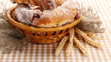 tat kruvasan sepeti tableclot üzerinde