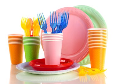 çok renkli plastik sofra üzerinde beyaz izole