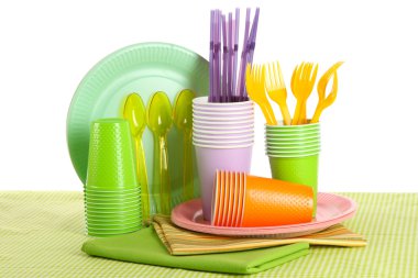 çok renkli plastik sofra üzerinde beyaz izole