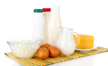 süt ürünleri ve yumurta üzerinde beyaz izole peçete üzerinde