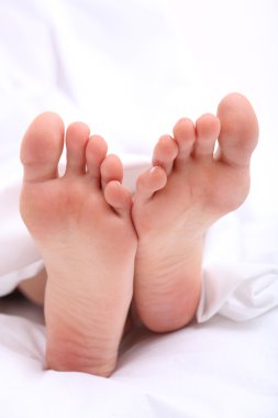 yatakta yatan genç bir kadının güzel ayakların yakın çekim