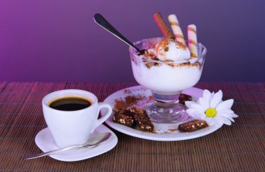 gofret sopa ve gri arka plan üzerine kahve dondurma