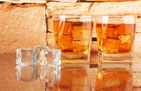 ウィスキーとレンガの氷のガラス壁の背景 — Stockfoto