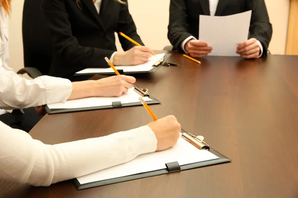 Primer plano de las manos de negocios durante el trabajo en equipo — Foto de Stock