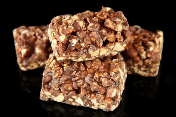 Chocolade snoep met noten, geïsoleerd op zwart — Stockfoto