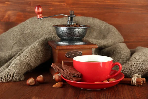 木制背景的黑巧克力、热饮料和咖啡磨 — 图库照片