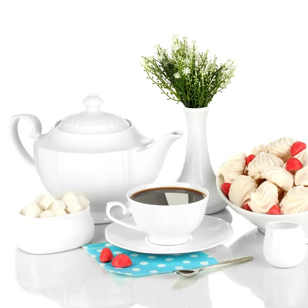 Hermoso servicio de cena blanca con merengues de aire aislado en blanco — Foto de Stock