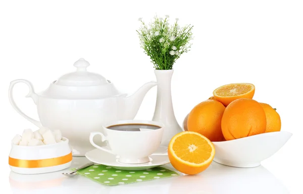 Hermoso servicio de cena blanca con naranjas aisladas en blanco —  Fotos de Stock