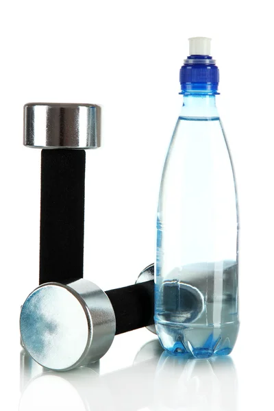Halteres com garrafa de água isolada em branco — Fotografia de Stock