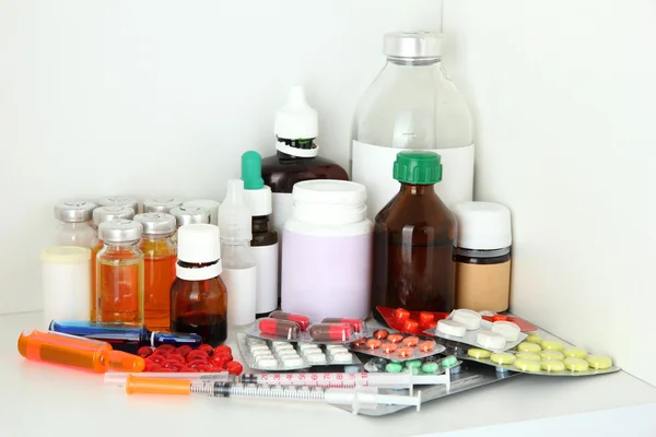 Медицинские бутылки и таблетки на полке — стоковое фото