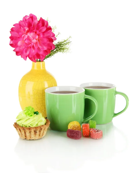 Tazze di tè con caramelle, torta e fiori isolati su bianco — Foto Stock
