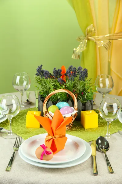 Réglage de la table de Pâques sur fond couleur — Photo