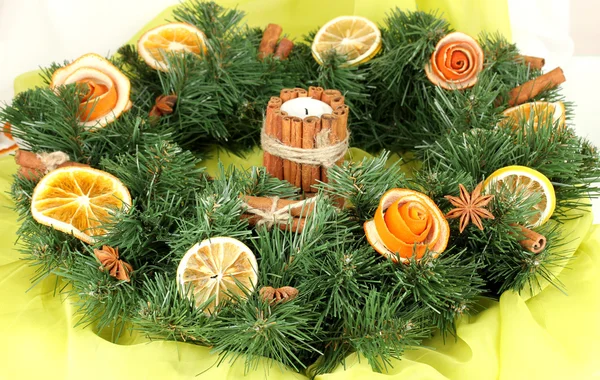 Adventskranz mit brennender Kerze auf Stoffhintergrund — Stockfoto