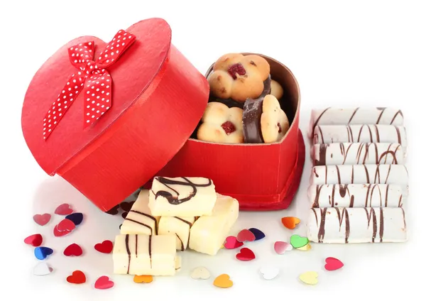 Zoete koekjes in geschenkdoos geïsoleerd op whit — Stockfoto