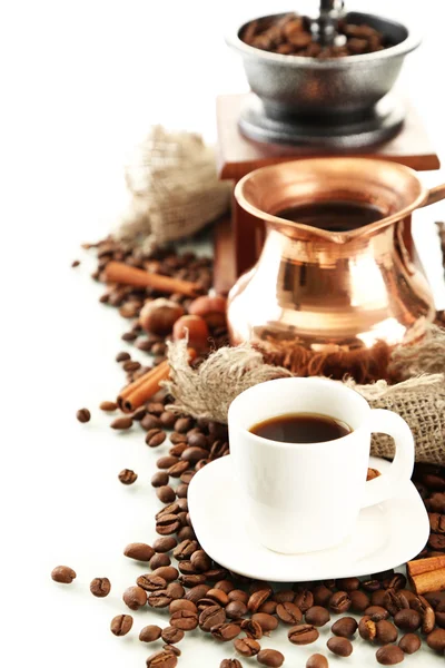 Coupe et pot de grains de café et de café, isolé sur blanc — Photo