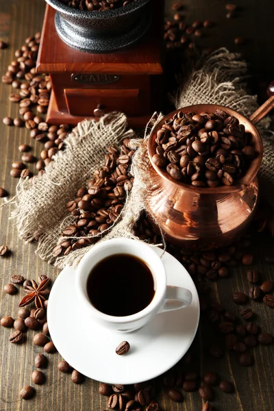 Tasse Kaffee, Kanne und Mühle auf Holzgrund — Stockfoto