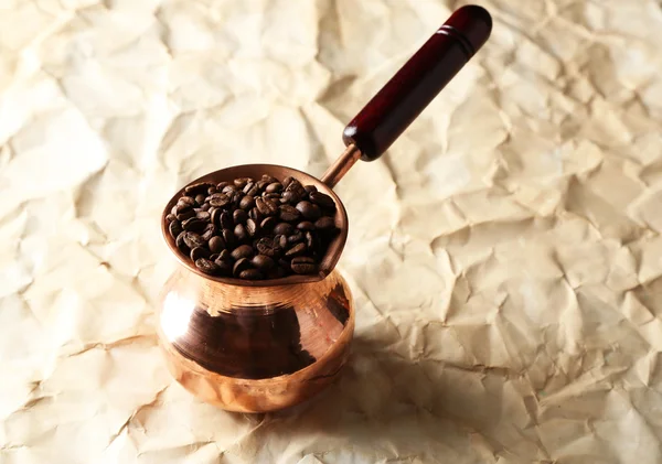 与米色背景上的咖啡豆咖啡壶 — 图库照片