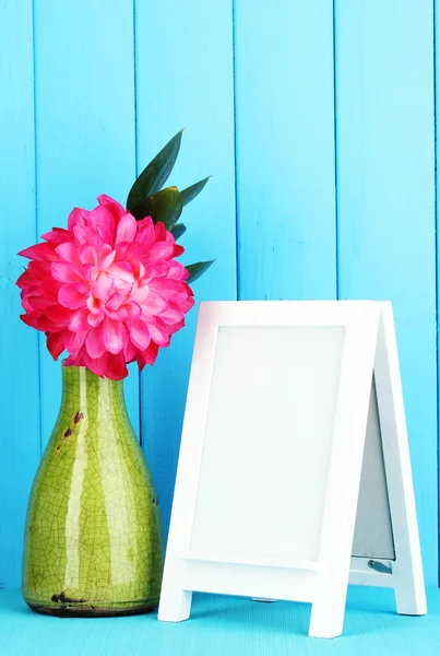 Marco de fotos blanco para la decoración del hogar sobre fondo azul — Foto de Stock