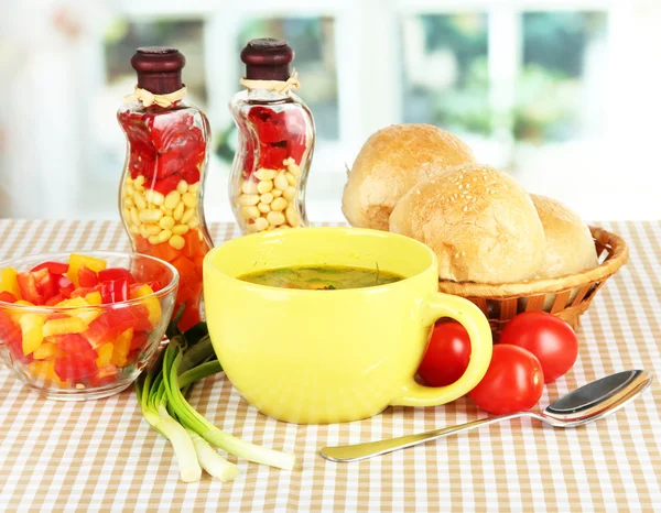 Sopa fragante en taza en la mesa en la cocina —  Fotos de Stock