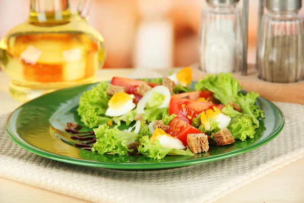 Verse gemengde salade met eieren, tomaten, salade bladeren en andere groenten op Kleurplaat, op lichte achtergrond — Stockfoto