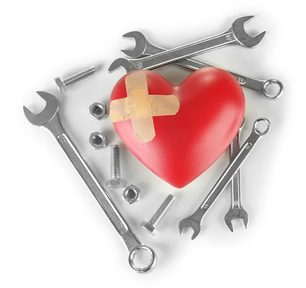 Corazón y herramientas. Concepto: Renovación del corazón. Aislado sobre blanco — Foto de Stock