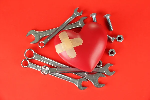 Serca i narzędzia. koncepcja: remont serca. na kolor tła — Zdjęcie stockowe