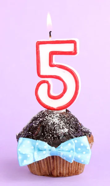 День народження кекс з шоколадною глазур'ю на бузковому фоні — стокове фото