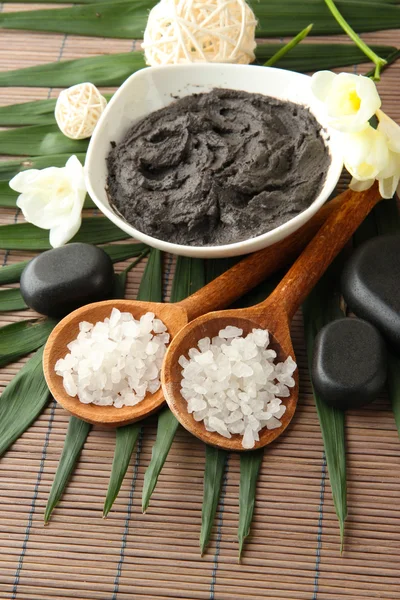 Composição com argila cosmética para tratamentos de spa, sobre fundo de bambu — Fotografia de Stock