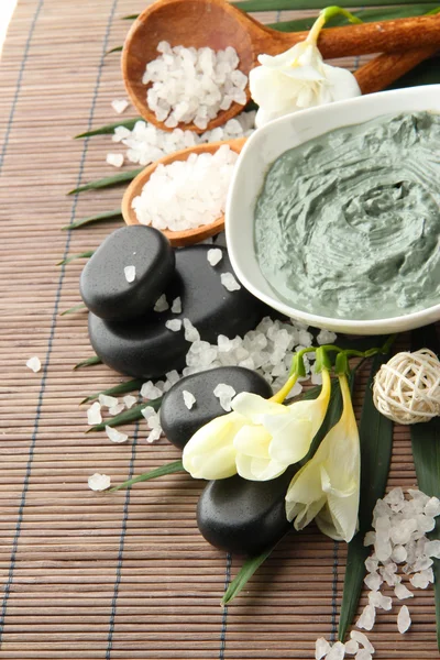 Komposition mit kosmetischem Ton für Wellness-Behandlungen, auf Bambus-Hintergrund — Stockfoto